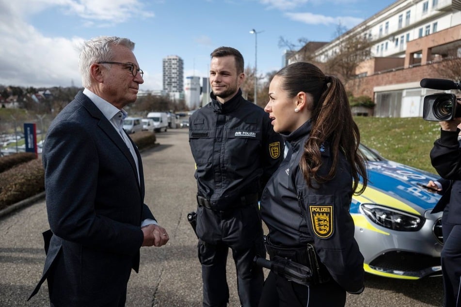 Polizeibeamte in Baden-Württemberg erhielten kürzlich neue Uniformen, die besser vor Messern schützen sollen.