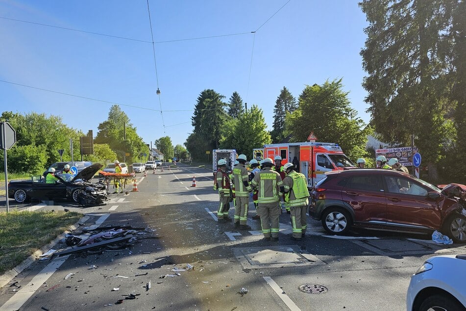Zwei Autos waren in den Crash mit dem Linienbus verwickelt. Die Straße musste während der Unfallaufnahme voll gesperrt werden.