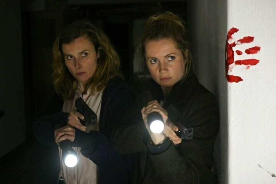 Karin Gorniak (Karin Hanczewski, 40) und Leonie Winkler (Cornelia Gröschel, 34) machen eine entsetzliche Entdeckung beim Routinecheck im "kalten Haus" - Pfingstmontag im Ersten. Gröschel sitzt am Donnerstag bei "MDR um 4".
