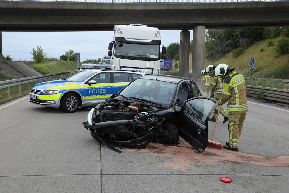 Der völlig zerbeulte Peugeot 206. An ihm entstand ein Totalschaden.