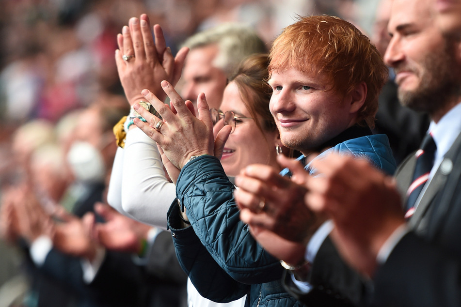 Pop-Star Ed Sheeran (30) zu Besuch im Wembley-Stadion: Der Sänger will den Pokal unbedingt nach Hause holen.