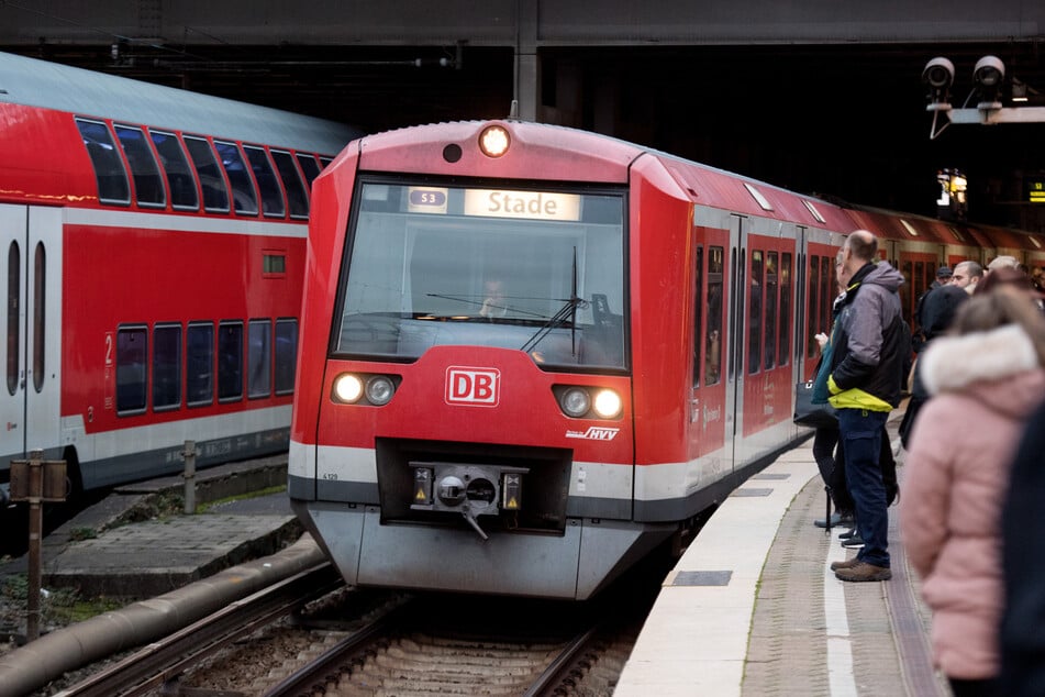 Die einfahrende S-Bahn kam nur wenige Meter vor dem verunfallten Mann zum Stehen. (Symbolbild)