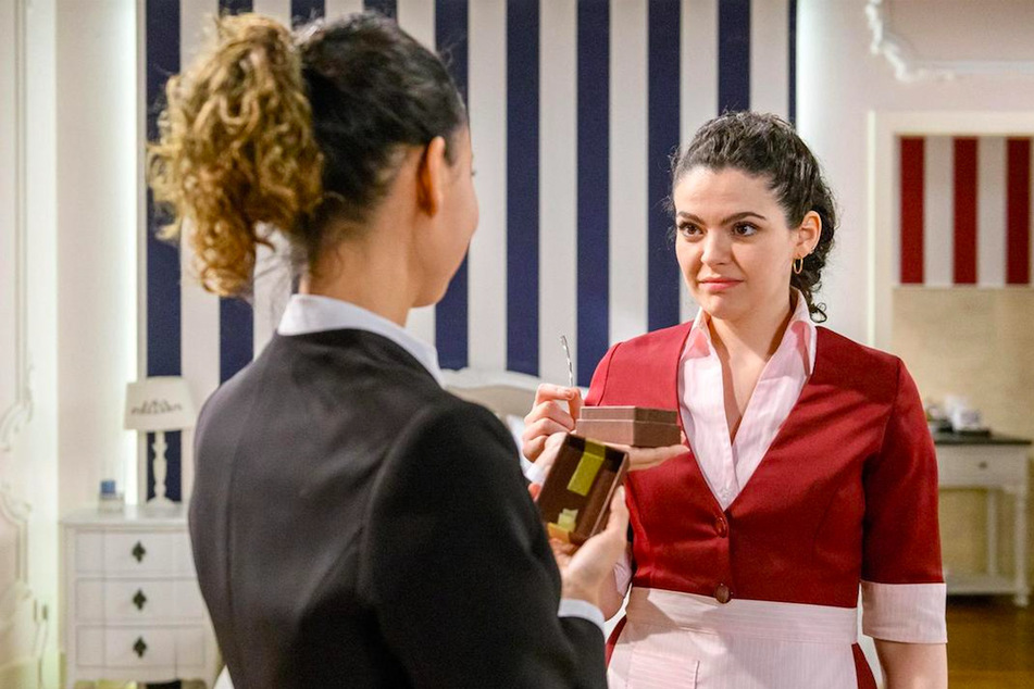 Shirin (r., Merve Çakir) erkennt im Gespräch mit Vanessa (l., Jeannine Gaspár), dass sie mit Florian nicht glücklich werden kann.