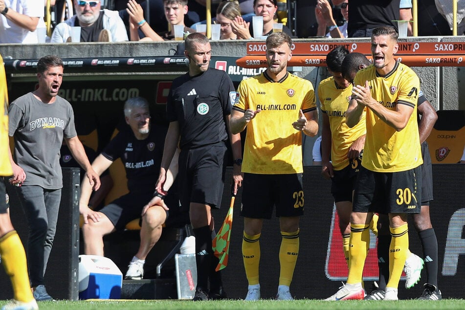 Ab Spieltag fünf kam Lars Bünning (2.v.r.) nur noch von der Bank.