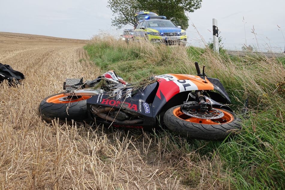 Zwischen Oelsa und Rundteil ist am Samstag ein Motorrad verunglückt.
