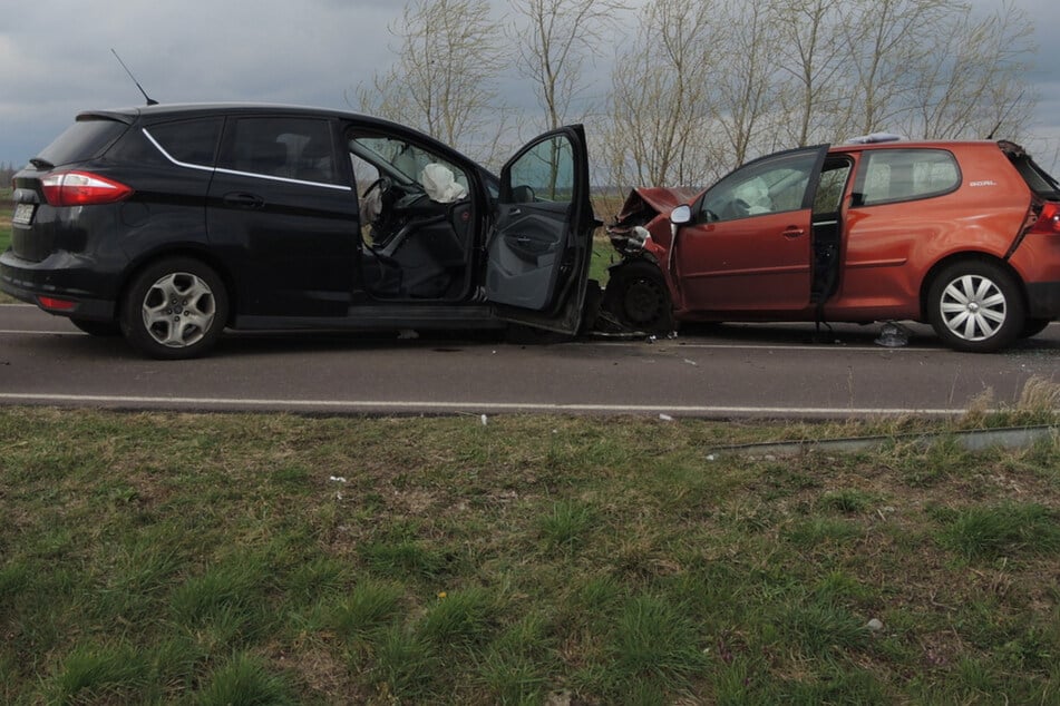 Frontal-Crash im Gegenverkehr: Vier Menschen schwer verletzt