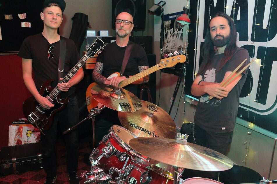 Die Hobby-Musiker Bernd Fritsch (53, "Fabulous Shit"), Willi Löffler (34, "Kaltfront") und Lucca Miró Heymel-Münzner (24, "Lucky Tuesday") spielen eigentlich nicht in einer Band. Aber alle drei proben im Haus an der Meschwitzstraße.
