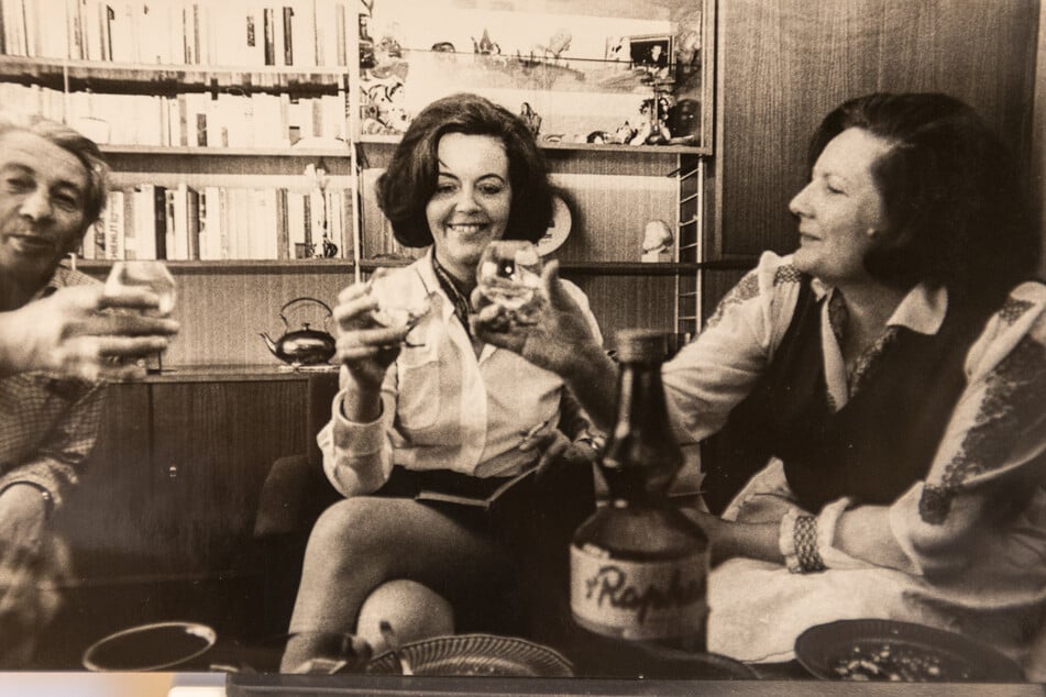 Ursula Winnington (Mitte) 1970 - sie besuchte ausländische Korrespondenten für die Serie "Viele Männer kochen gern".