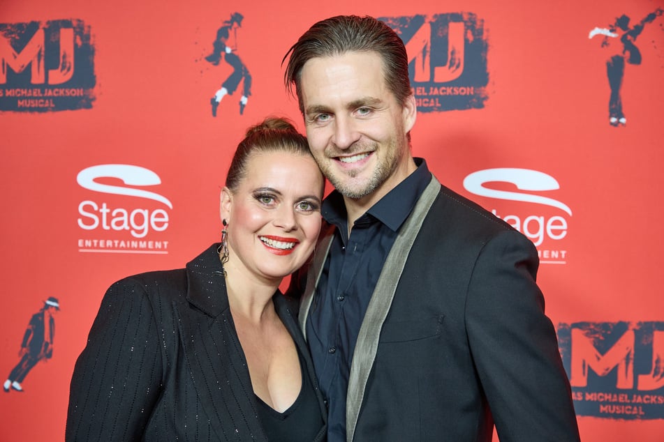 Alexander Klaws (41) und seine Frau Nadja Scheiwiller (39) besuchten die Premiere des neuen Michael-Jackson-Musicals und waren begeistert.