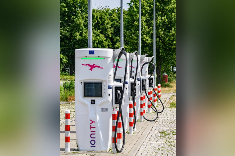 Hier kann man Strom tanken: diese vier Ladestationen für Elektroautos stehen an der Autobahn-Raststätte "Dresdner Tor" .