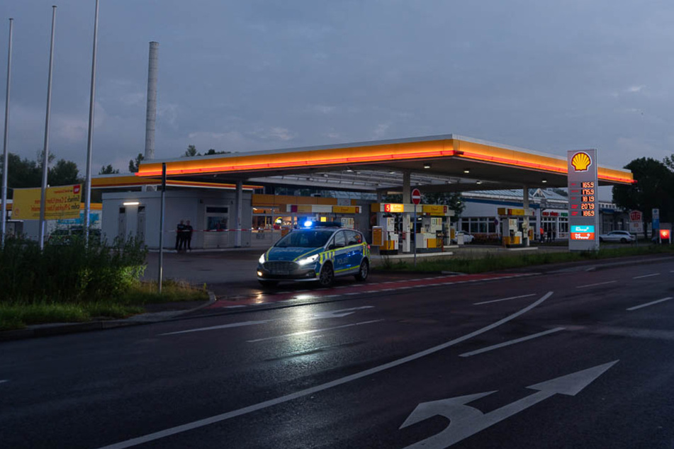 An einer Shell-Tankstelle in Merseburg ist es am Mittwochabend zu einer Schießerei gekommen.