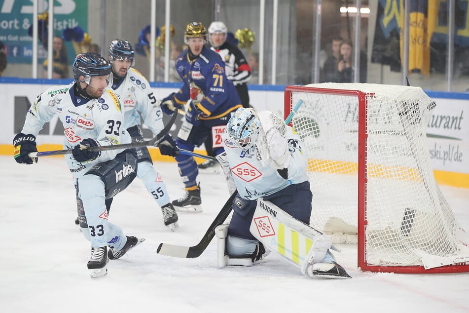 Da konnte David Suvanto (l.) nur noch hinterherschauen: Das 1:0 für Weißwasser fiel in Dresdner Unterzahl.