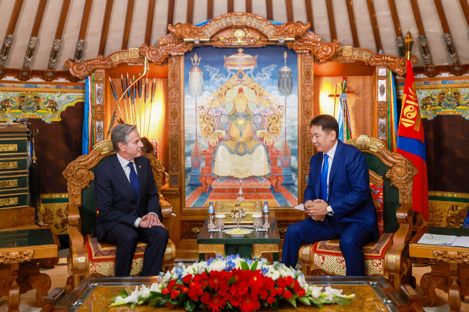 US Secretary of State Antony Blinken (l.) meets with Mongolian President Ukhnaagiin Khurelsukh in Ulaanbaatar.