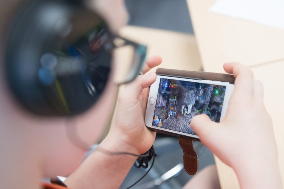 Smartphones dürfen an deutschen Schulen bisher noch meistens genutzt werden. (Symbolfoto)