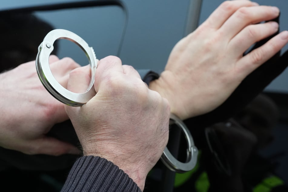 Die Polizei hat den mutmaßlichen Feuerteufel (24) festgenommen. Am Montag soll er einem Haftrichter vorgeführt werden. (Symbolbild)