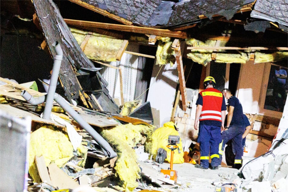 Teile der Hotel-Ruine in Kröv mussten abgerissen werden, um den zweiten Toten unter den Trümmern zu bergen.