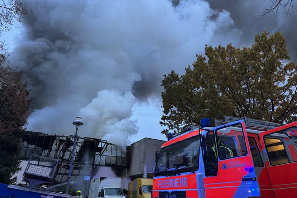 Von dem Industriegelände am Teltowkanal steigt eine gigantische Rauchsäule empor.