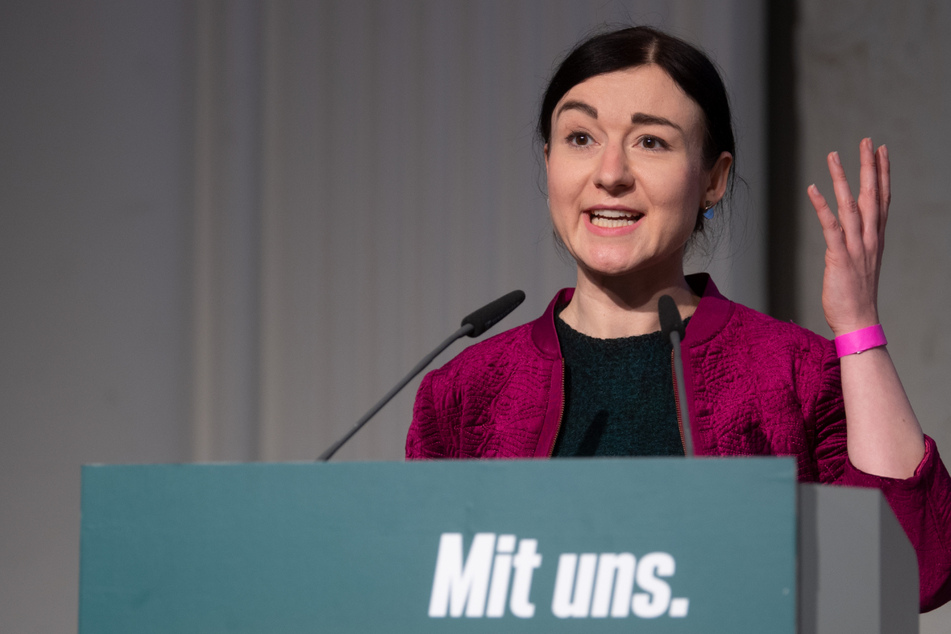 Mit einem Kommentar über ihr Armband in den Nationalfarben sorgte Grünen-Politikerin Paula Piechotta (35) aus Leipzig am Dienstag für mächtig Kritik.