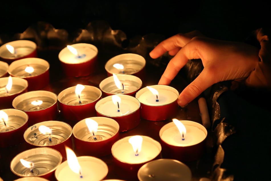 Gedenke der Verstorbenen: Berührende Sprüche zum Totensonntag