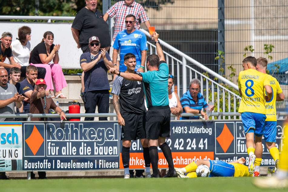 Schiedsrichter Rasmus Jessen stellt den Leipziger Paul Horschig vom Platz.