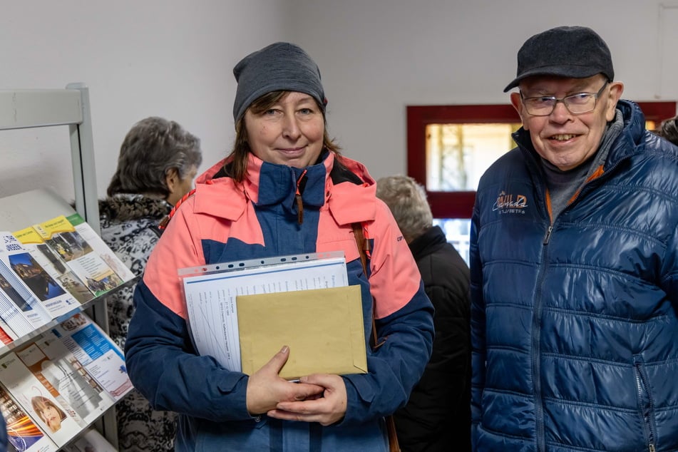 Auch Viola Schippers (56) und Schwiegervater Gottfried Schippers (87) nutzen die Bürgerservicestelle.