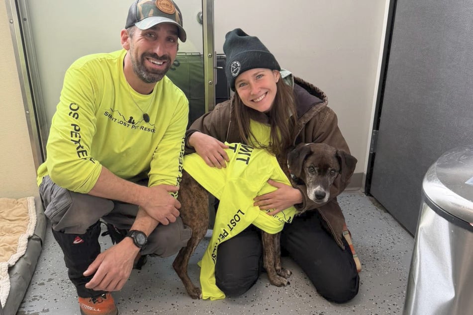 Para Brandon Ciullo (a la izquierda), cada rescate de perros es una cuestión emocional. Encontrar al pequeño Rocky después de más de 40 días en la naturaleza sobrecogió al endurecido estadounidense.