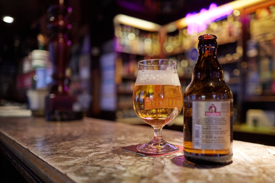 Rätsel um Geldsegen nach Kneipenbesuch: 24-Jähriger findet Hunderte Euro in seinem Hemd