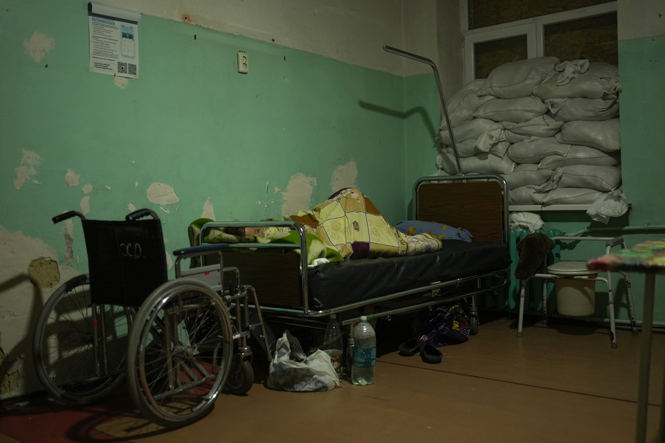 Ein Patient ruht in einem Krankenhaus von Pokrowsk in der Ostukraine.