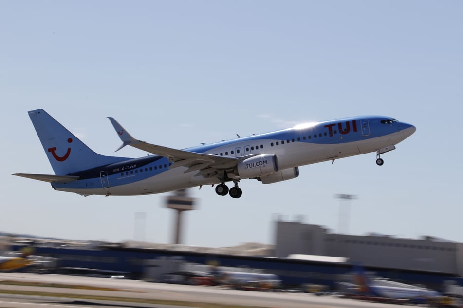 Ein TUI-Flugzeug startet vom Flughafen Palma. (Archivbild)