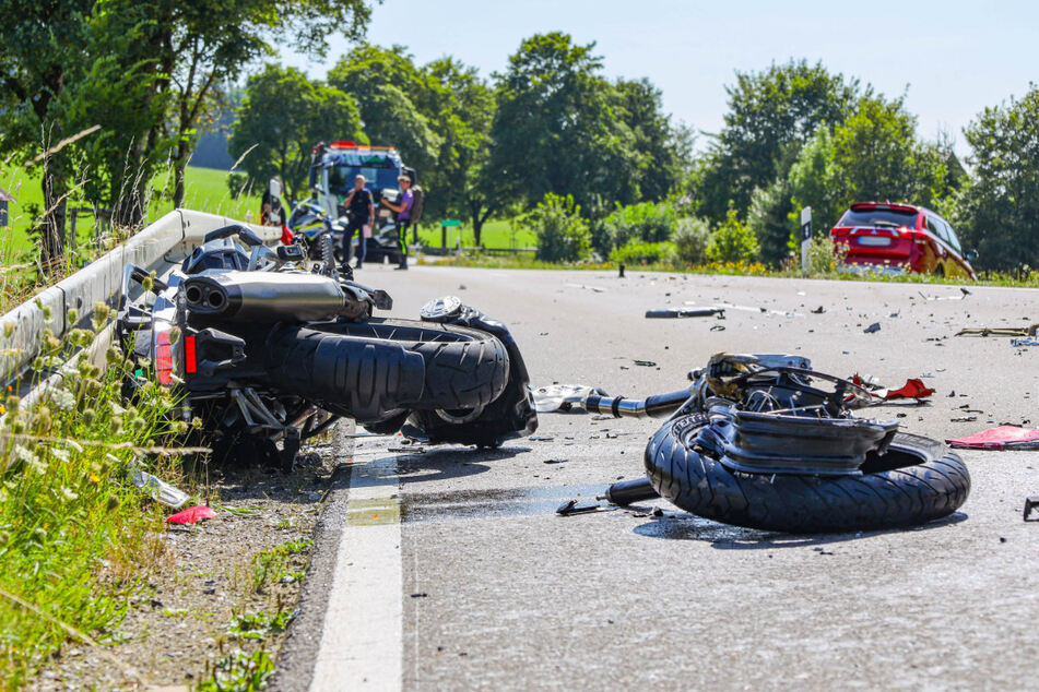 Ein 58 Jahre alter Motorradfahrer ist bei einem Überholmanöver am Freitagvormittag tödlich verunglückt. Er übersah ein entgegenkommendes Auto.