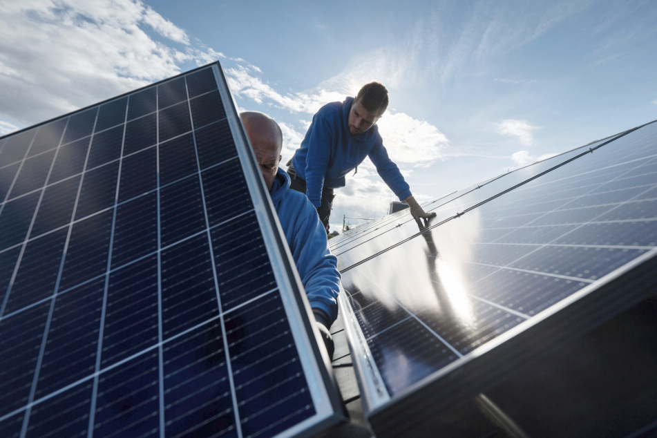 Unter anderem mit mehr Fotovoltaik-Anlagen will Dirk Hilbert (50, FDP) für eine sichere Energieversorgung sorgen. (Symbolbild)