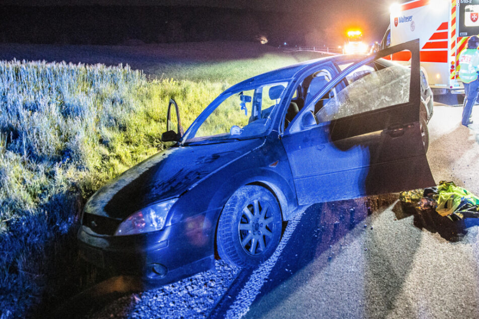 Der Mann schleuderte mit seinem Wagen quer über die Straße und landete an einer Böschung.