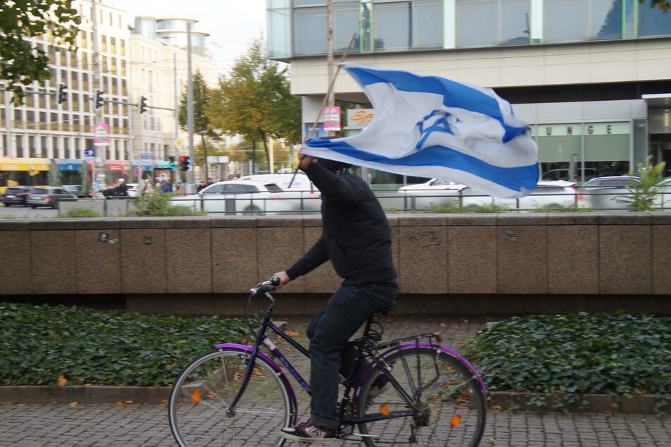 Doch es regte sich auch Protest gegen die Veranstaltung, hier in Form einer Israel-Flagge.