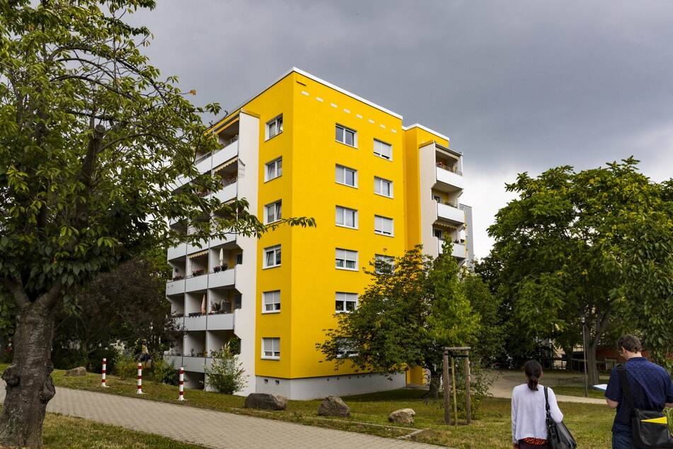 Gegen die Hitze: Auch dieses Wohnhaus in Gorbitz wurde mit neuer Lüftungsanlage und Außenjalousien ausgestattet, die Ergebnisse untersucht.