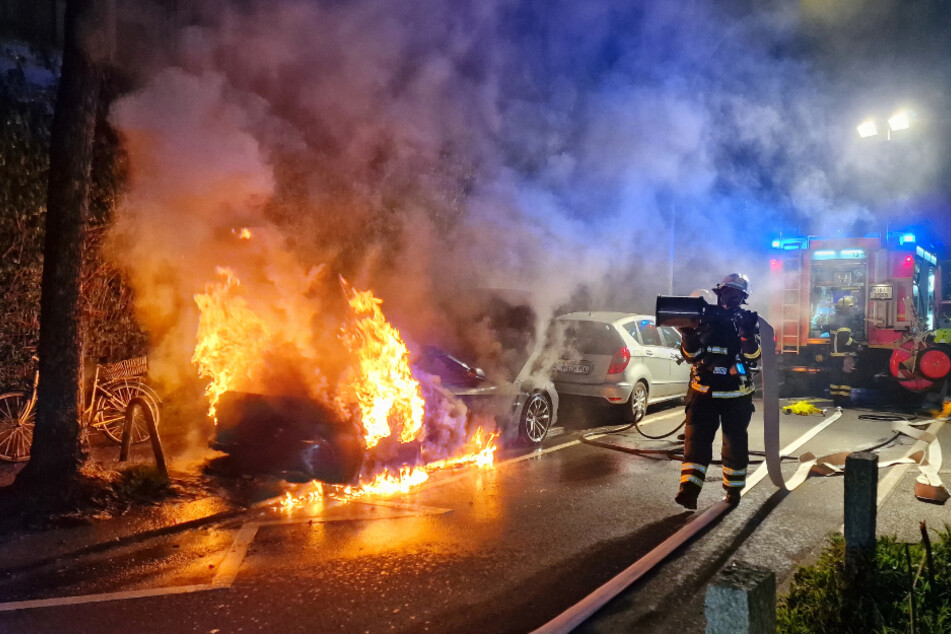 Am späten Montagabend musste die Feuerwehr ein lichterloh brennendes Auto mitten in Hamburg löschen.