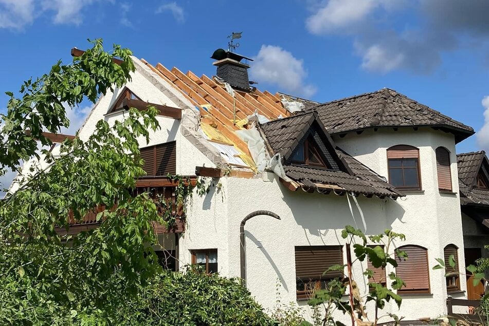 Mehrere Häuser haben nach dem heftigen Sturm keine Dächer mehr.