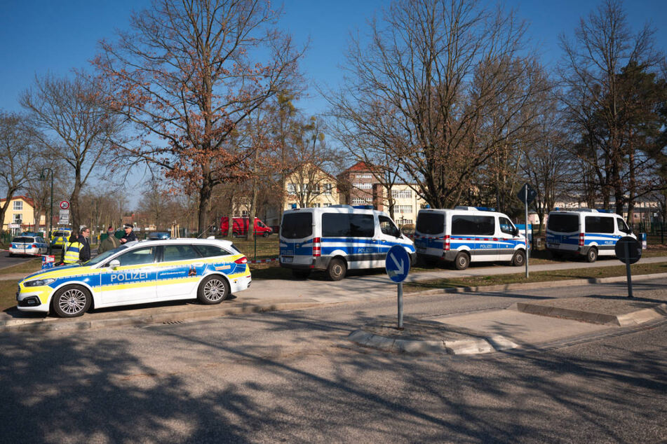 Die Brandenburger Polizei ist am Freitagmorgen nach einem Amokalarm mit einem Großaufgebot zu einer Schule in Petershagen ausgerückt.