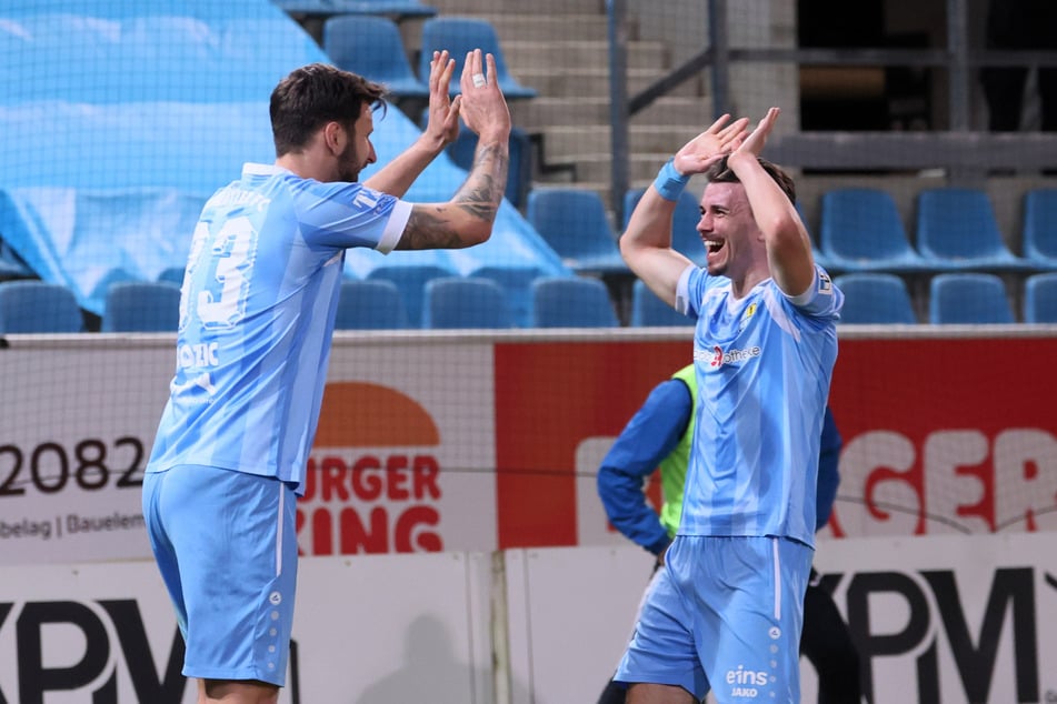 CFC-Spieler Dejan Bozic (33, r.) jubelt nach seinem Treffer gegen Babelsberg mit Leon Damer (26). Am Ende gewannen die Chemnitzer mit 5:1 – der höchste Sieg der Saison.