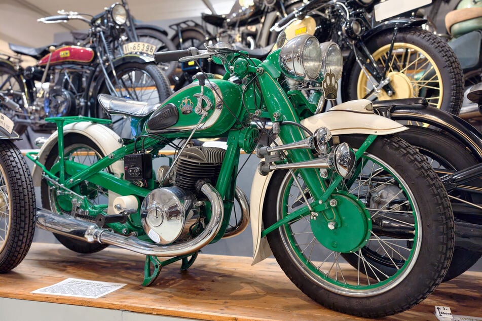 Im Fahrzeugmuseum gibt es zahlreiche Motorräder zu sehen, wie diese DKW SB 500 Luxus von 1937.