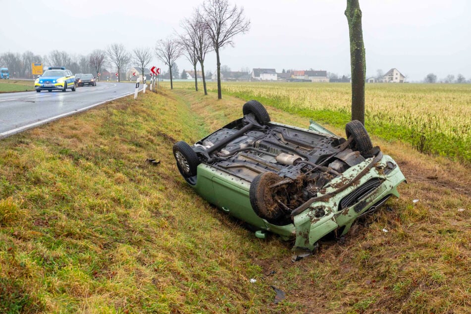 Der Opel kam von der Straße ab und überschlug sich.