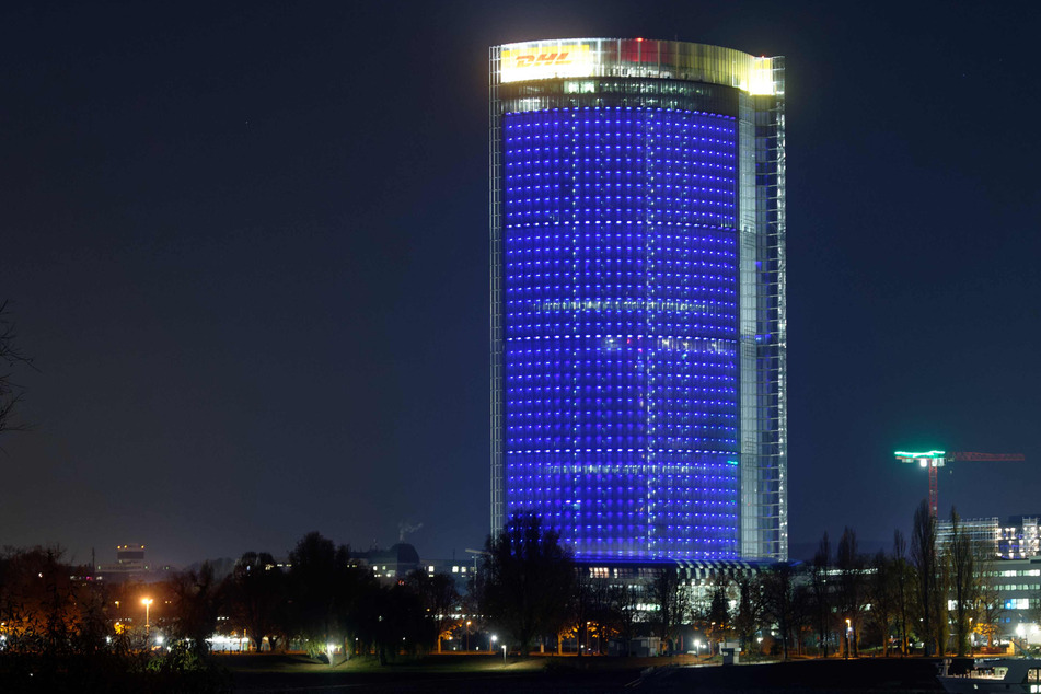 Der Post-Tower in Bonn erstrahlte am Samstagabend in Blau.