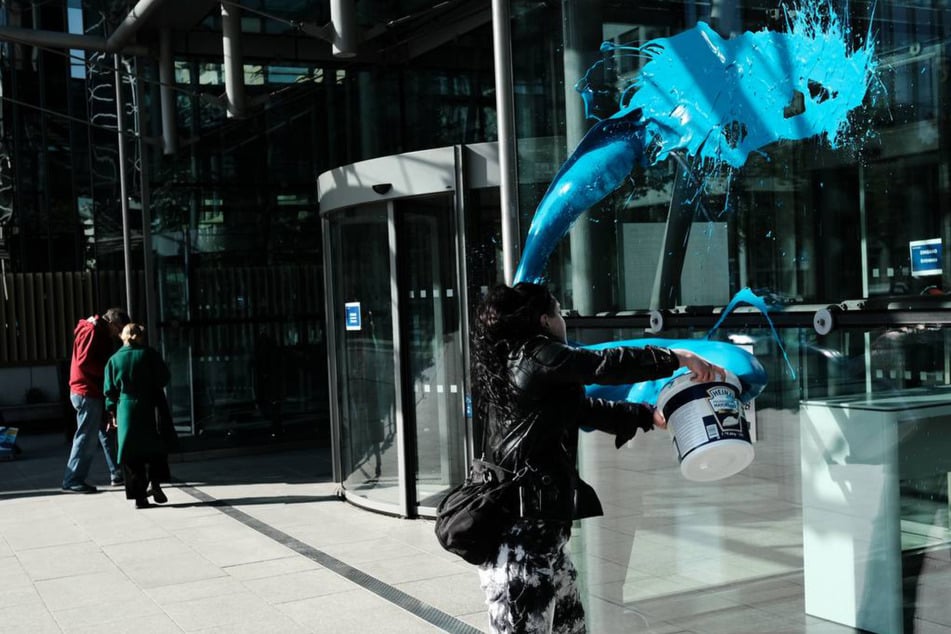 Farb-Attacke auf Axel-Springer-Zentrale: Neue Generation schlägt wieder in Berlin zu