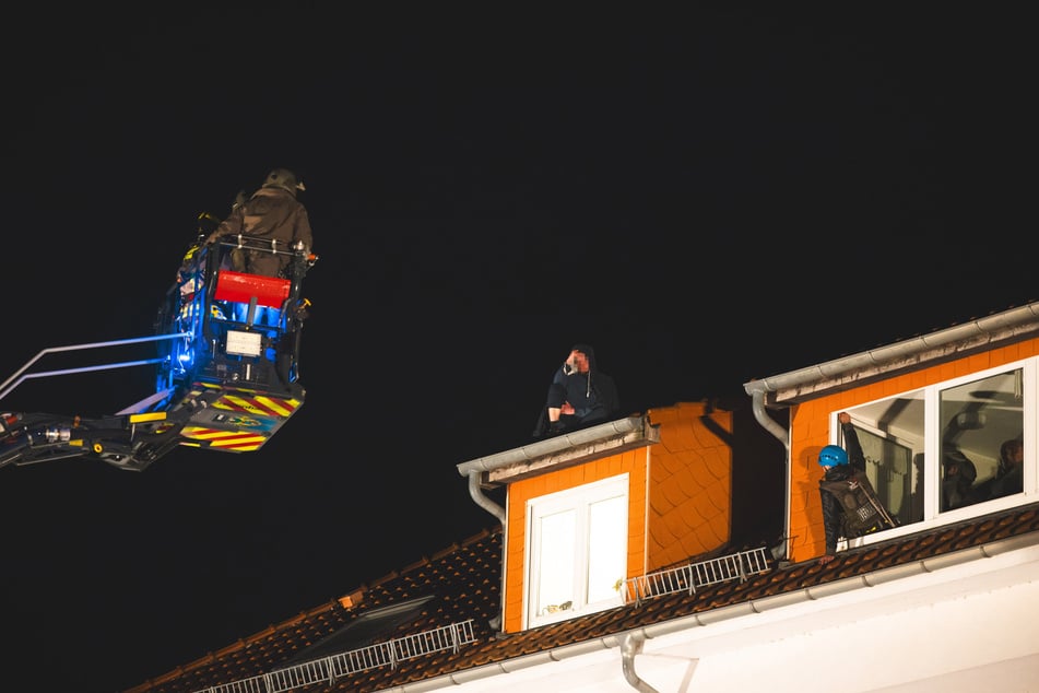 Die Person konnte nach mehreren Stunden dazu bewegt werden, in die Drehleiter zu steigen.