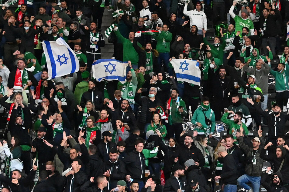 Haifa-Fans zeigen auf der Tribüne israelische Flaggen, im Stadion soll es zu antisemitischen Beleidigungen gekommen sein.