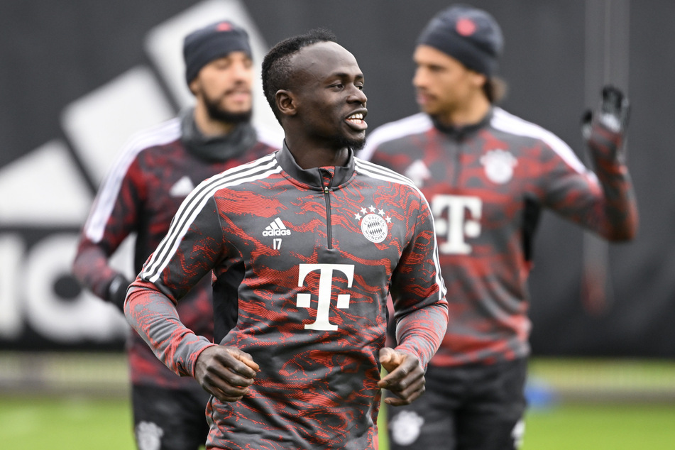 Der Zwist zwischen Sadio Mané (31, v.) Leroy Sané (27, r.) soll laut dem Bayern-Trainer "abgehakt" sein.