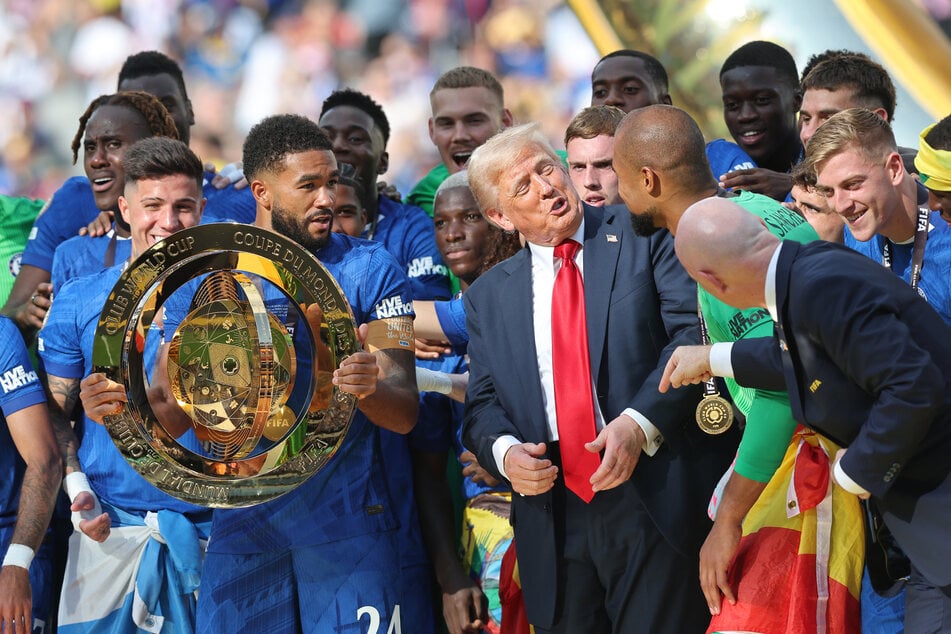 US-Präsident Donald Trump (79) machte auch das Finale der Klub-WM zu seiner ganz persönlichen Show. Der US-Präsident blieb einfach auf dem Podium, als Chelseas Kapitän Reece James (25) den Siegerpokal hochreckte.