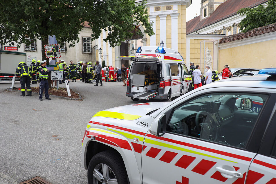 Rettungskräfte an der Unfallstelle auf dem Wochenmarkt in Sankt Florian.