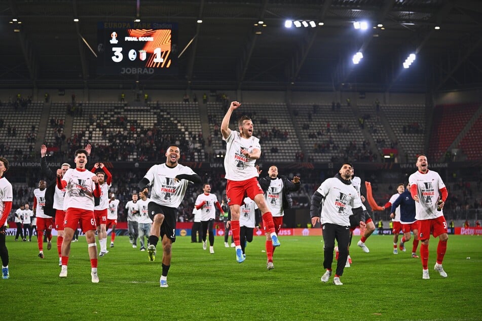 Freiburgs Europa-Helden feierten nach dem Finaleinzug ausgelassen auf dem Rasen.