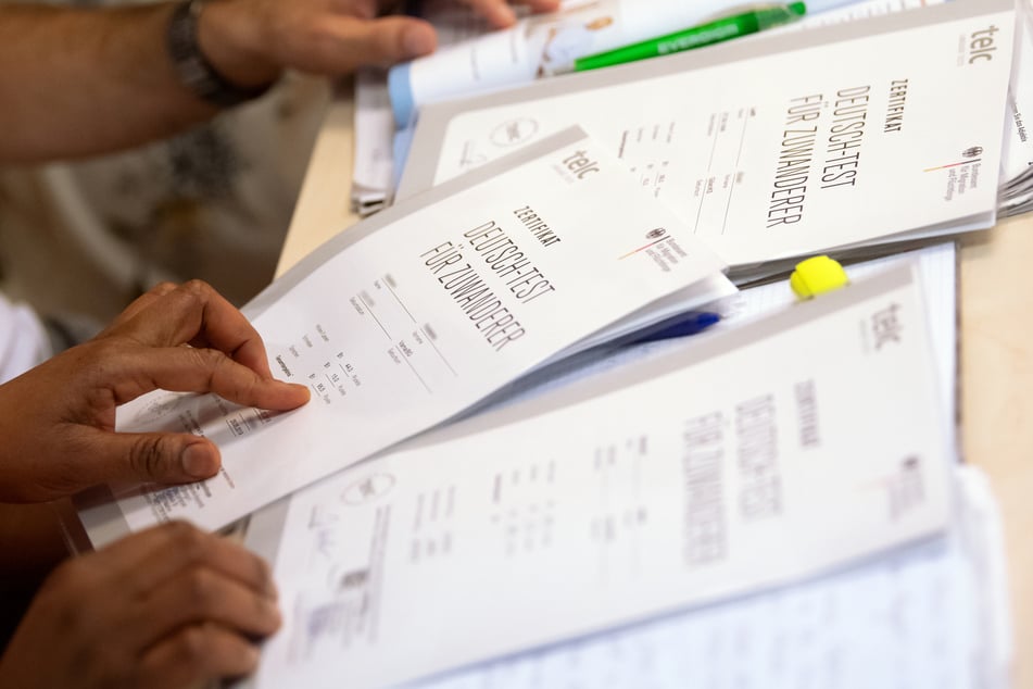 Asylbewerber, Kriegsflüchtlinge aus der Ukraine, EU-Bürger und Menschen, die mit einer Duldung in Deutschland sind von den Einsparungen betroffen.