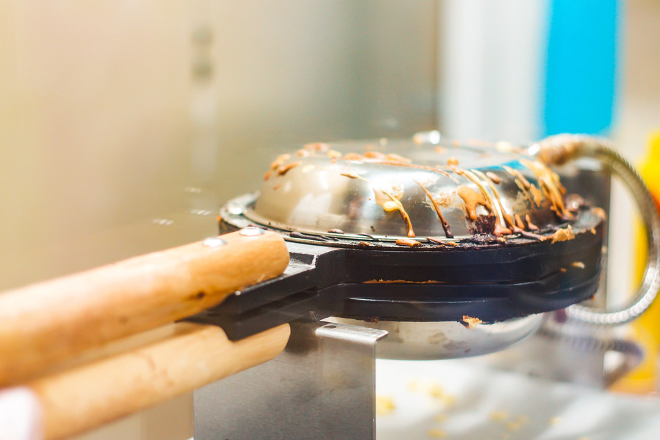 Eher unappetitlich: ein Waffeleisen sollte immer gründlich gereinigt werden, um keine alten Reste bei der nächsten Benutzung an den frischen Waffeln zu haben.